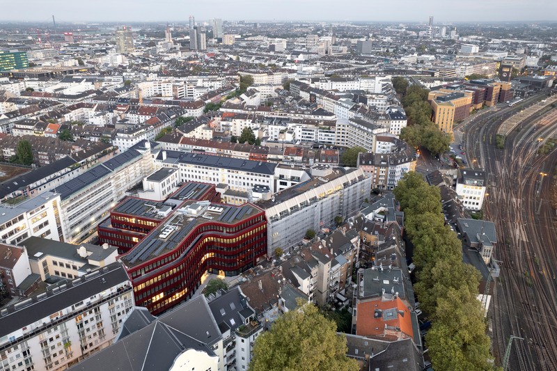 Conçu par JSWD, Curve X est un immeuble de bureaux de six étages qui structure un îlot urbain de Düsseldorf avec son plan en X.