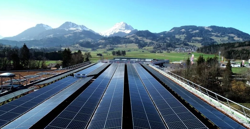 Gruyère Energie SA lance une solution innovante pour limiter la production solaire lors des prix négatifs, garantissant des tarifs attractifs et une transition énergétique durable.