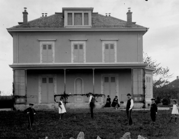 Scène de jeu de croquet devant la Maison Long, immortalisée avant 1884.