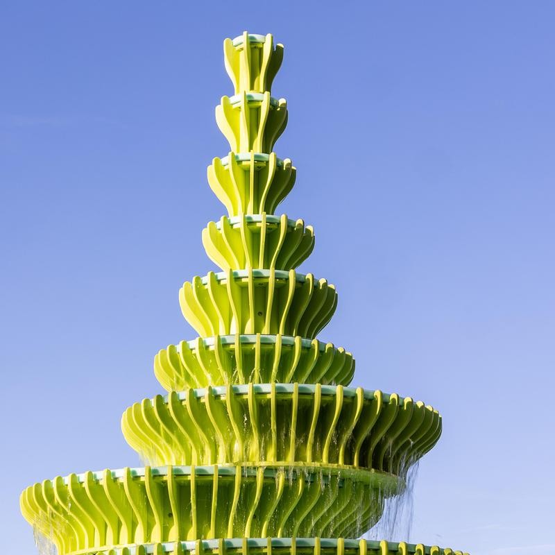 NEON dévoile « The Fountain »,  une sculpture aquatique de 4,3 m au cœur de Brent Cross Town, à Londres.