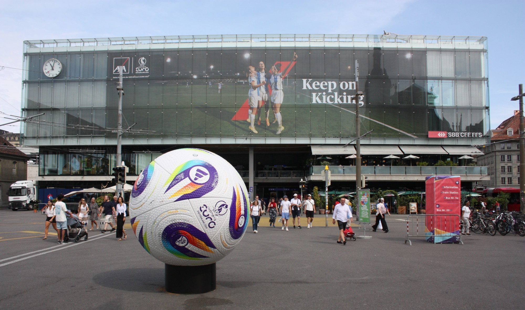 Deux recours ont été déposés contre la construction du nouveau passage reliant la gare de Berne au Hirschengraben (visible sur la photo prise durant l’Euro féminin de football l'été dernier).