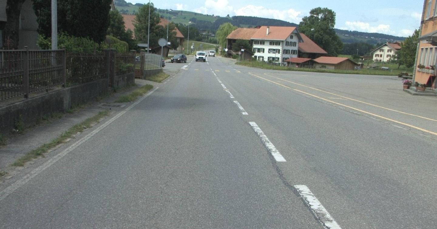 Les travaux revalorisent la traversée du village de Vuippens (FR) en renforçant la sécurité et la mobilité douce.