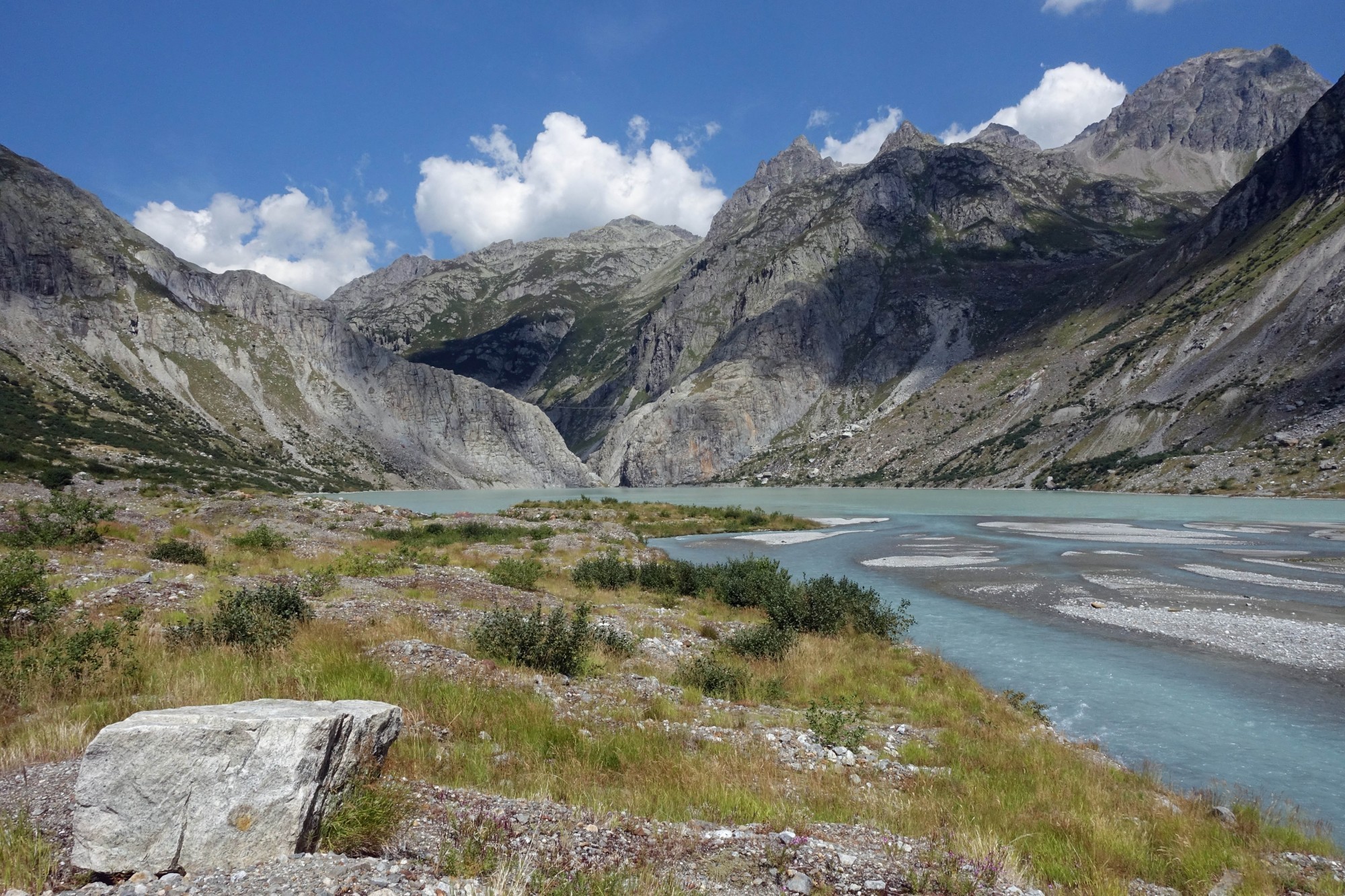 Le recul des glaciers donne naissance à de nouveaux paysages : sur la rive sud du lac Trift, le glacier a créé un paysage morainique vallonné riche en matériaux fins et une grande plaine alluviale.
