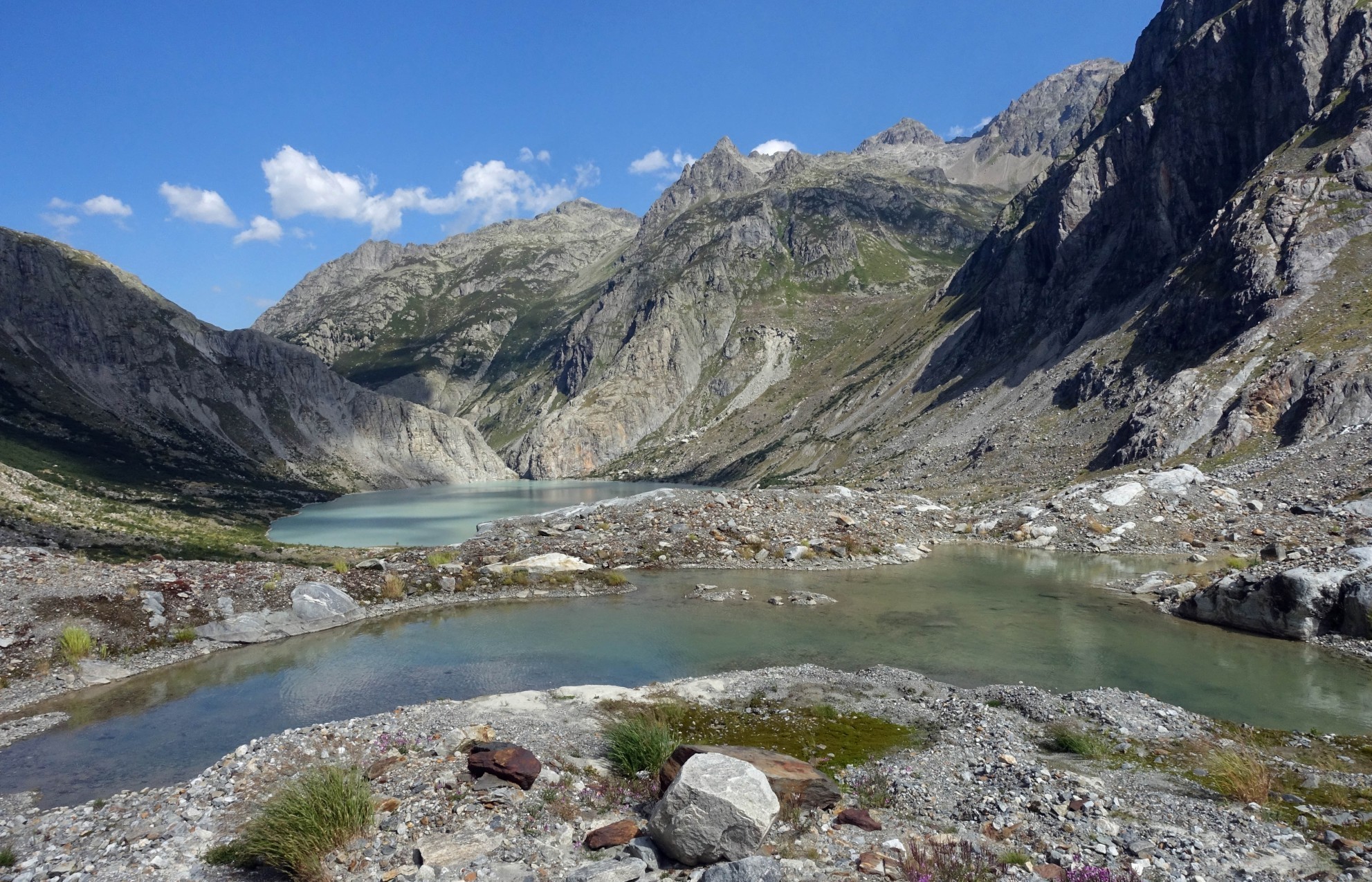 L'avant-glacier du Triftgletscher avec le lac Triftsee et ses mares en août 2022. Un barrage est prévu au niveau de la barre rocheuse entre Windegg et Drosiegg, le bassin lacustre disparaîtra.