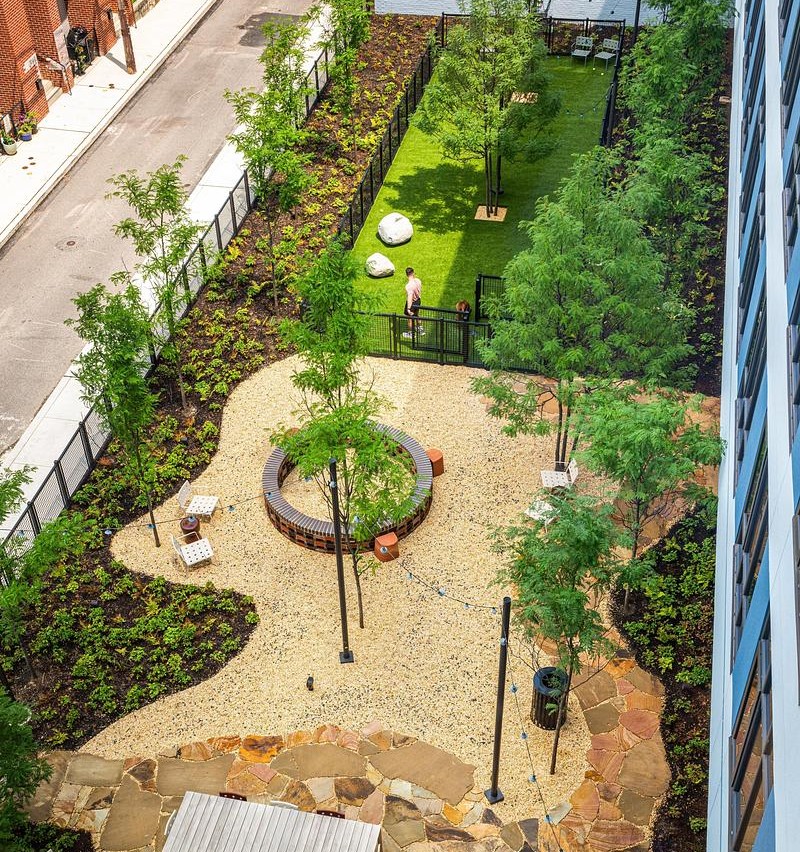 Un espace verdoyant et convivial conçu par Bas Smets, avec parc pour chiens et équipements communautaires.