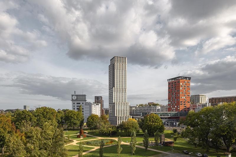Lighthouse s’impose comme une tour emblématique de 109 m à Eindhoven, la plus haute de la ville, conçue par De Zwarte Hond dans le cadre du plan urbain de Strijp-S.