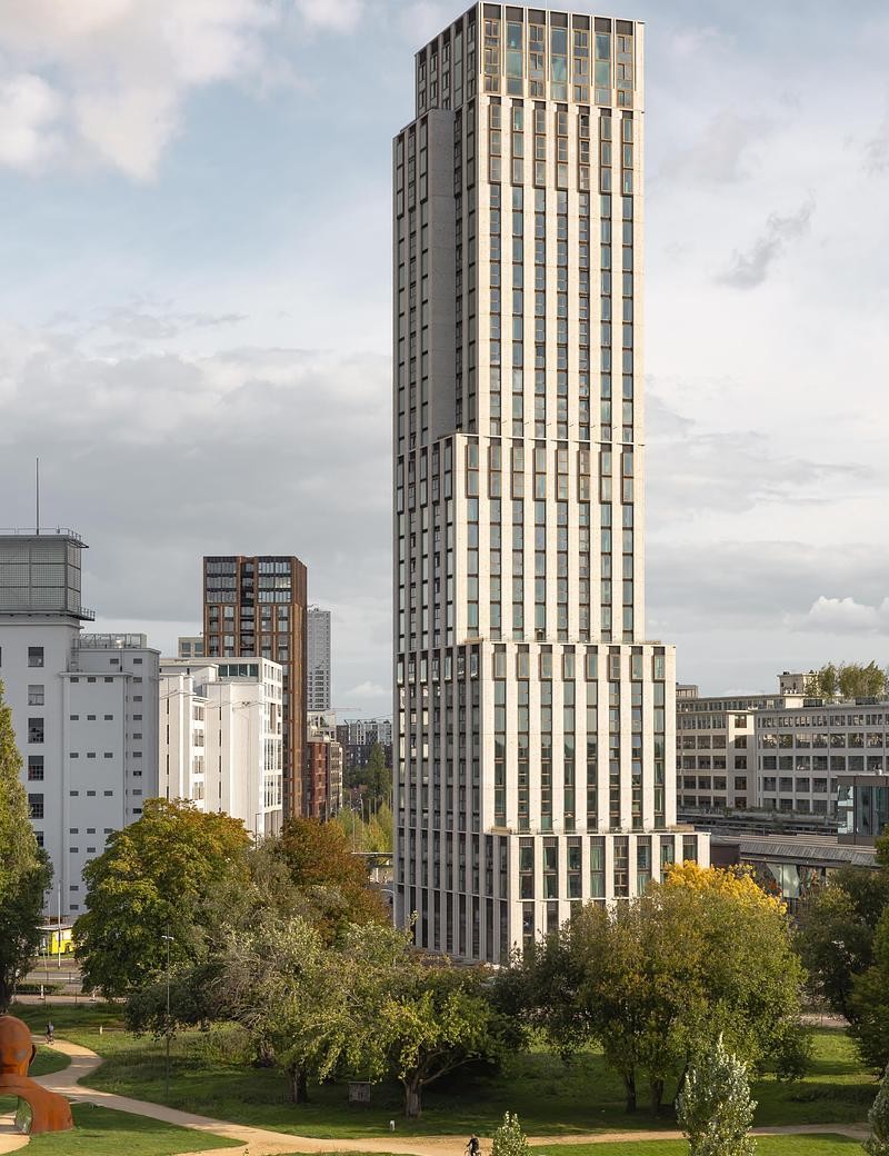 Chaque appartement dispose d'un espace extérieur privé intégré au volume du bâtiment. Côté sud, il s'agit de balcons intérieurs spacieux, tandis que côté nord, les loggias de la tour atténuent la pollution sonore provenant de la ligne de chemin de fer adj