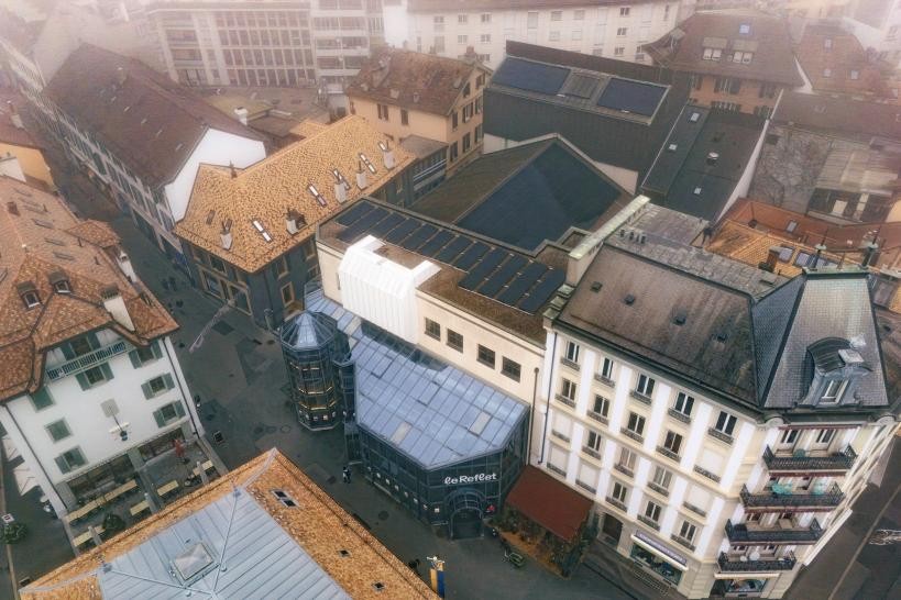 Vevey renforce sa transition énergétique avec l’installation photovoltaïque du Théâtre Le Reflet.