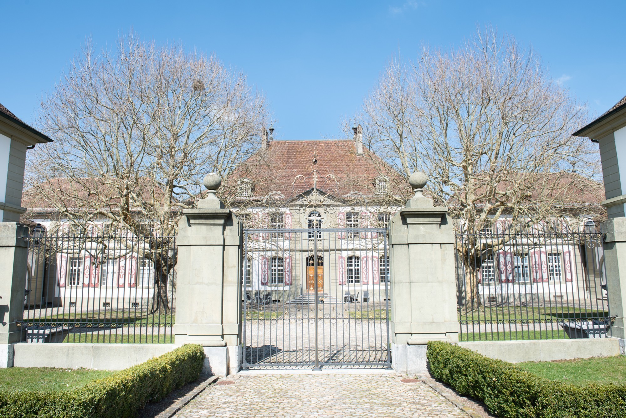 Porte d'entrée du château de la prison de Hindelbank: à l'avenir, ce bâtiment classé monument historique sera davantage séparé de la zone d'exécution des peines et continuera d'être utilisé pour l'administration.
