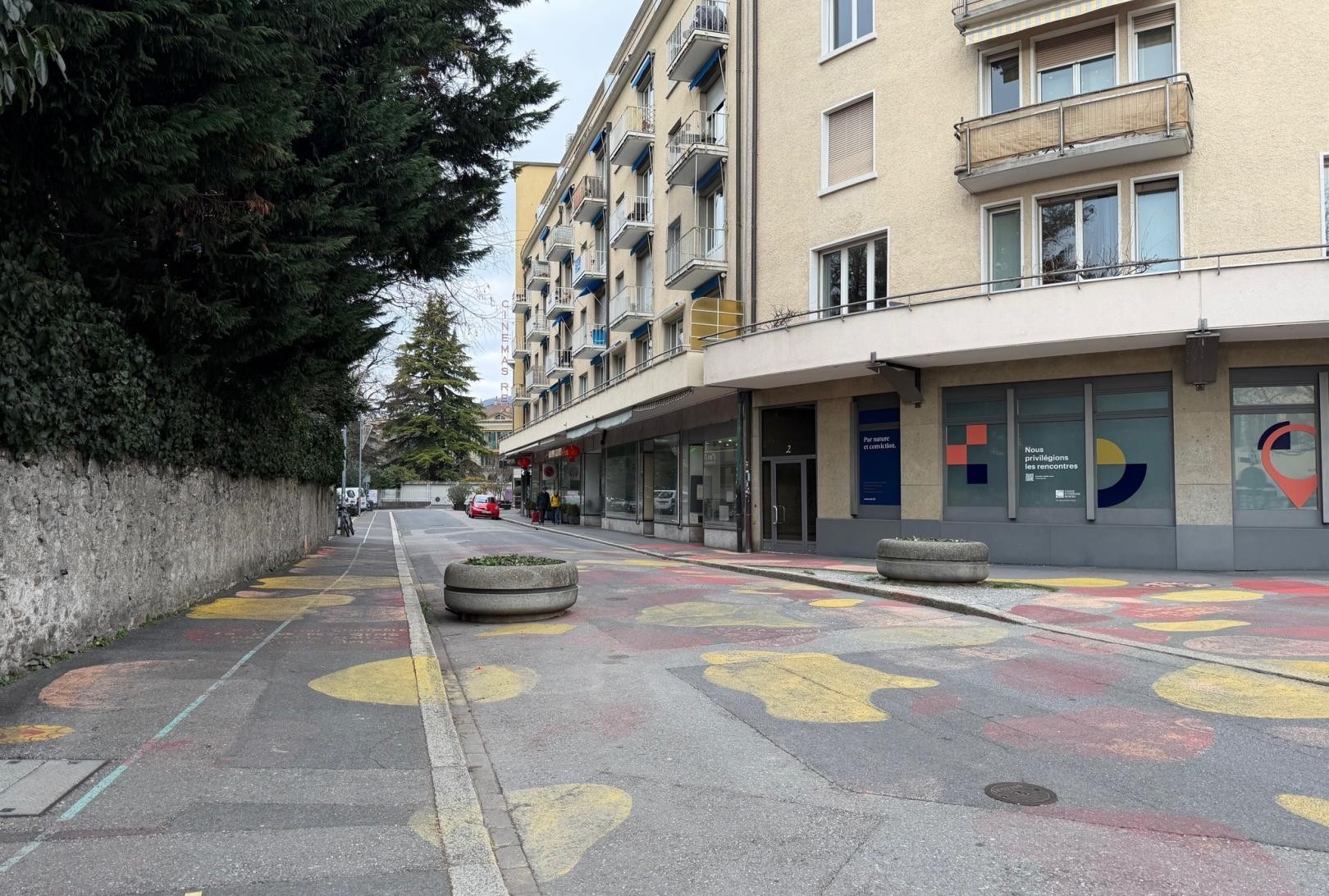 Les travaux consisteront à transformer la rue Jean‑Jacques Rousseau en un espace piéton entièrement réaménagé, avec terrasses, arbres et aménagements favorisant la mobilité douce.