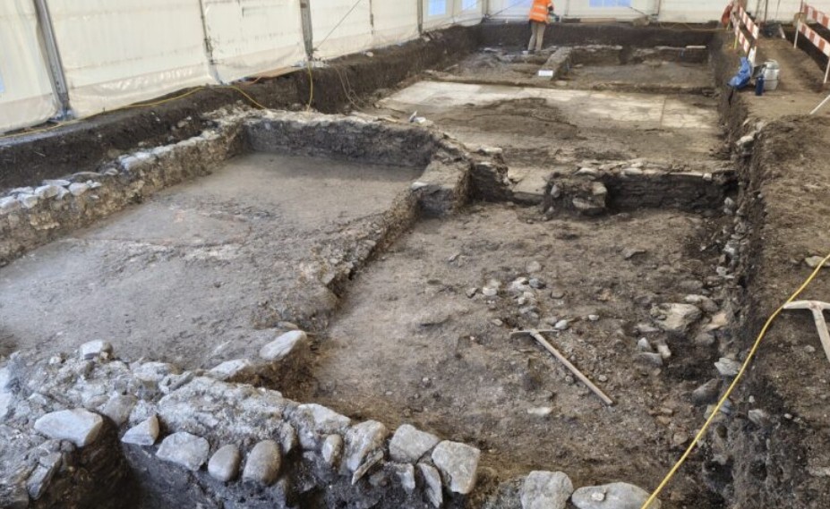 Située Rue d’Octodure 32, l’insula 14 offre l’occasion de découvrir un quartier encore peu documenté de la ville romaine de Forum Claudii Vallensium et d’en suivre l’étude au fil de l’avancement des fouilles.