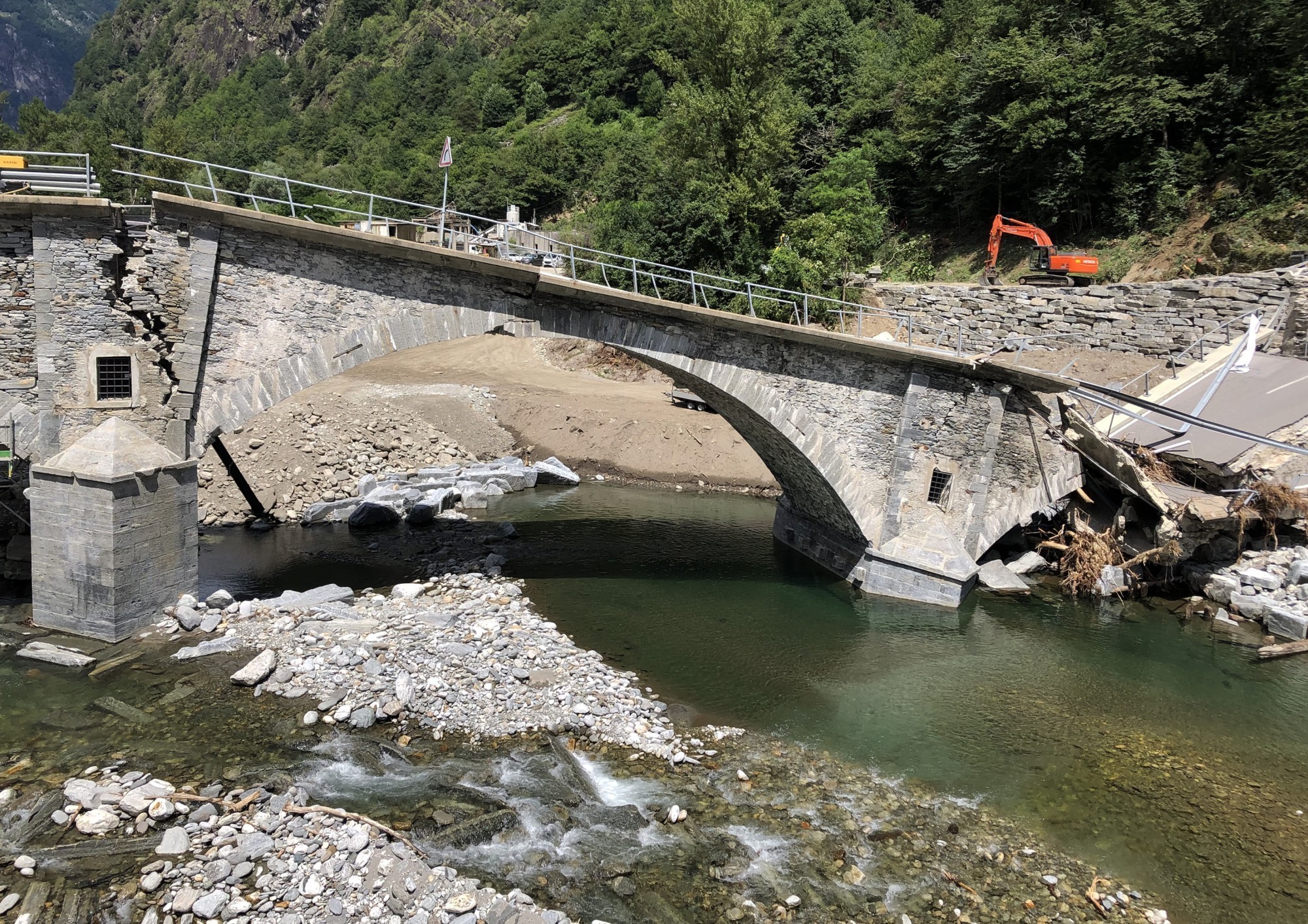 La tempête qui a frappé la vallée de Maggia en juin 2024 a causé des dégâts considérables, détruisant notamment le pont près de Visletto.