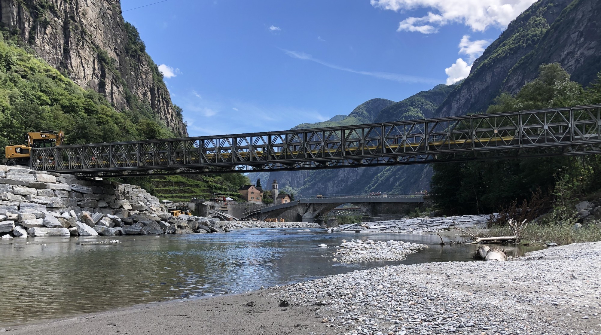 Depuis les intempéries, seul ce pont provisoire, construit par l'armée, permet de traverser la Maggia.