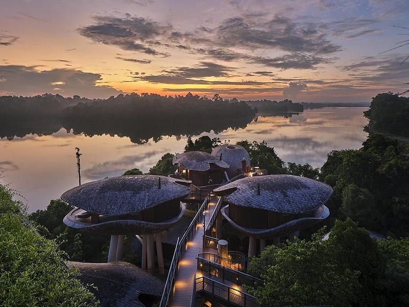 A Singapour, le Mandai Eco‑Resort se déploie dans la jungle, ponctué de cabanes surélevées nichées dans la canopée.