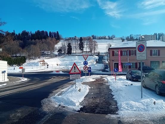 Un giratoire provisoire a été mis​ en place à La Chaux-de-Fonds.