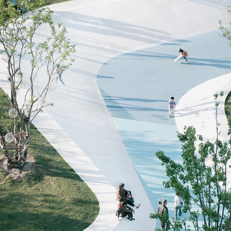 Le parc intègre des espaces de skateboard dont les formes fluides créent une expérience sportive à la fois moderne et culturelle.