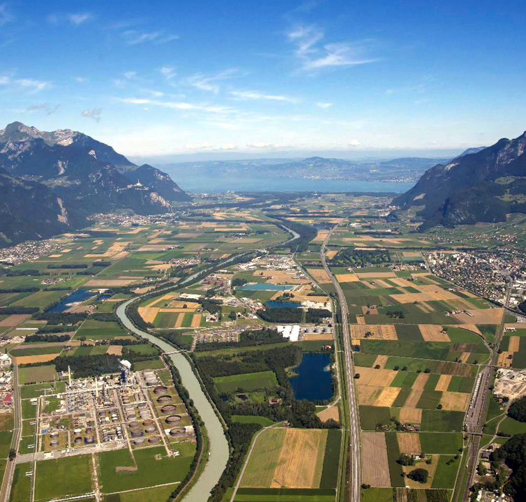 Vue aérienne du Rhône traversant le Chablais, une région particulièrement vulnérable aux inondations.