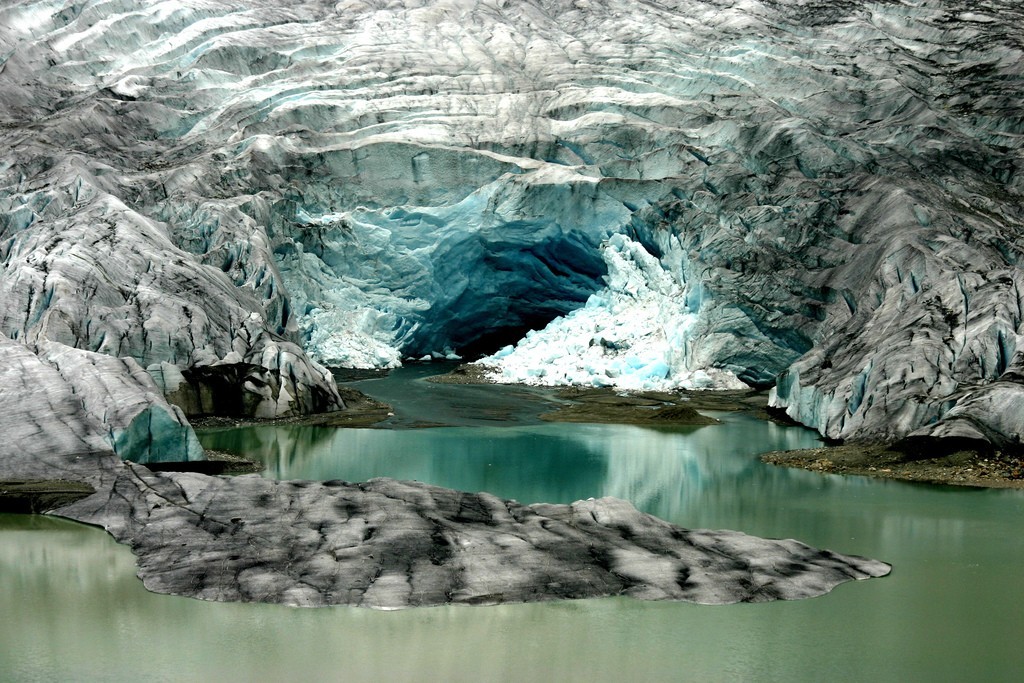 Le lac de Trift s’est formé à la suite de la fonte du glacier du même nom. Il doit désormais être utilisé pour produire de l’électricité.