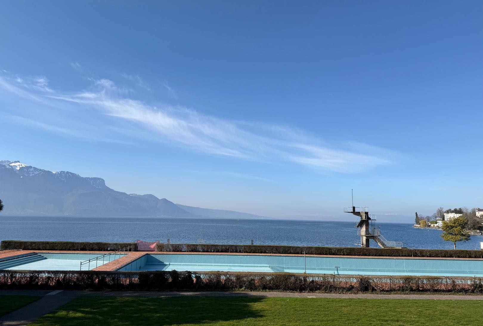 Le chantier qui a démarré il y a quelques jours à la piscine de Vevey-Corseaux Plage vise à installer une pompe à chaleur afin de produire une partie de l'eau chaude des bassins, en remplacement du gaz fossile actuellement utilisé.