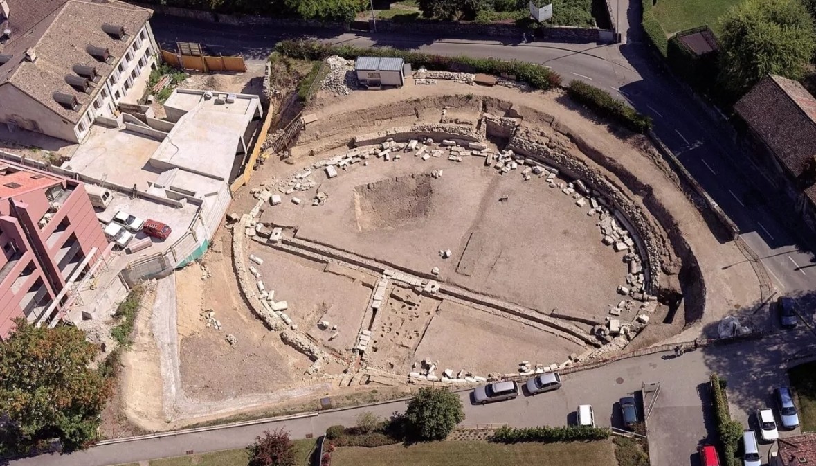 Mis au jour en 1996, l’amphithéâtre de Nyon, construit au début du IIᵉ siècle, compte parmi les huit amphithéâtres romains découverts en Suisse. Il se distingue tant par ses dimensions — une arène elliptique de 50 m sur 36 m — que par son remarquable état