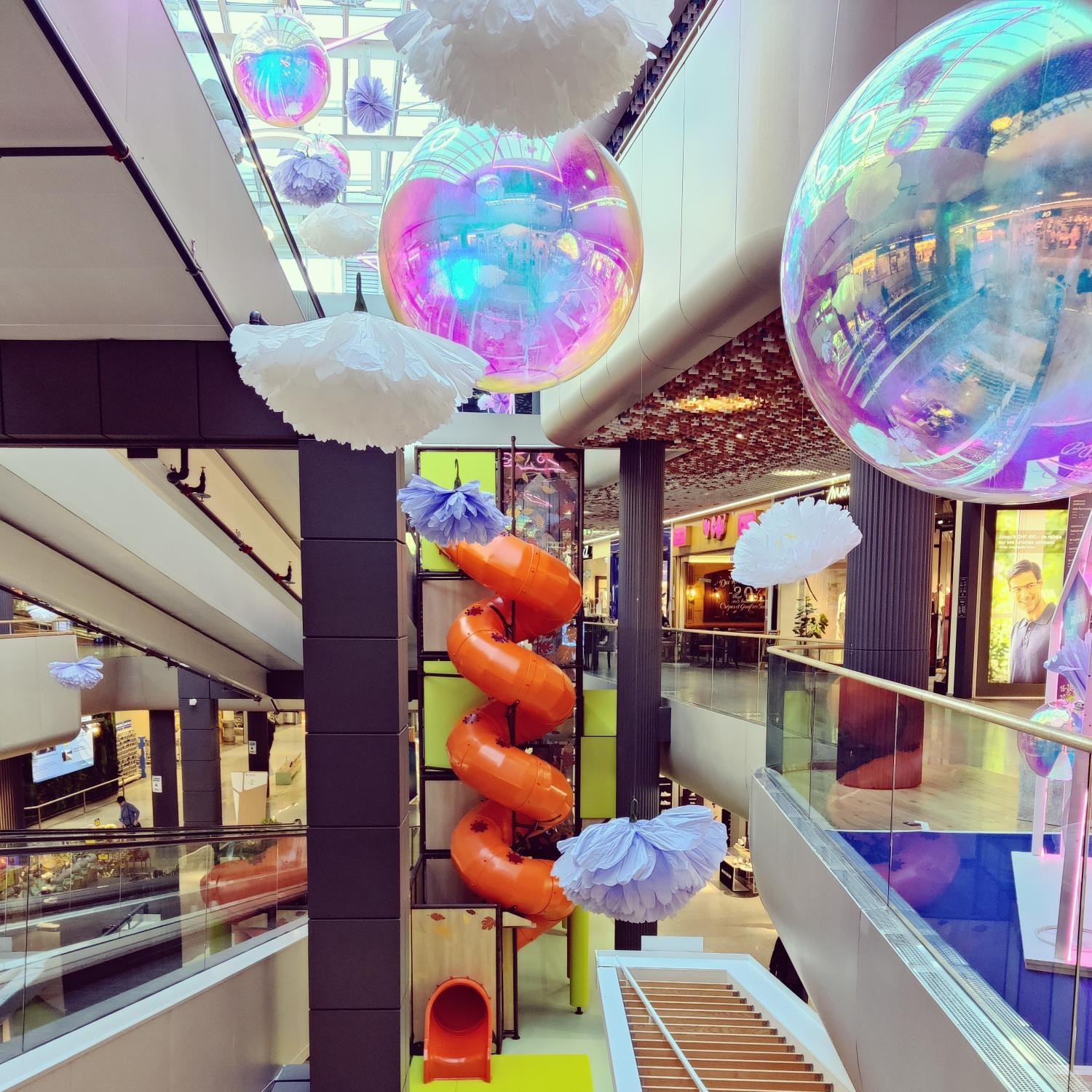 Inauguré en 1997 aux portes de Nyon, Signy Centre est l'un des centres commerciaux de référence de la région lémanique. Propriété d'’un fond immobilier d’UBS, il regroupe 54 enseignes sur une surface de 15'000 m² et accueille 2 millions de visiteurs par a