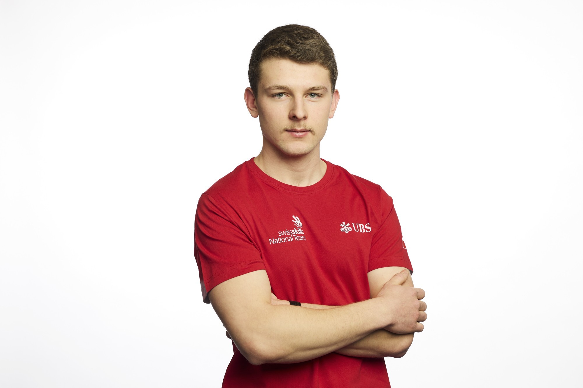 Trois jeunes Romands représenteront la Suisse aux WorldSkills 2026 à Shanghai, la plus grande compétition mondiale des métiers. Parmi eux, Augustin Mettraux, menuisier CFC neuchâtelois, a été sélectionné.