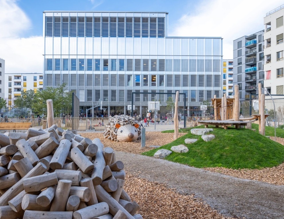 Chaque zone de jeux, pour les petits et les plus grands, propose un hérisson, une structure d’équilibre et une cabane cachée dans la végétation pour des moments de calme.