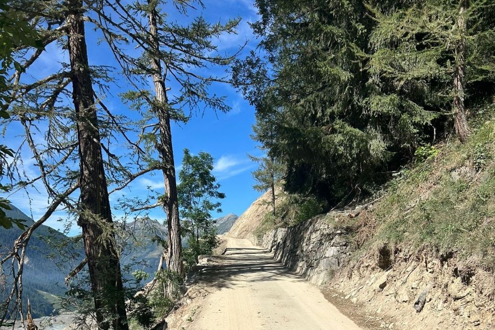 Le Valais renforce les infrastructures routières pour garantir l’accès aux vallées touchées par les événements naturels.