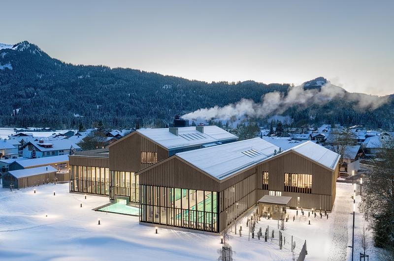 Le nouveau centre thermal d’Oberstdorf est parfaitement intégré dans le paysage alpin de l’Allgäu.