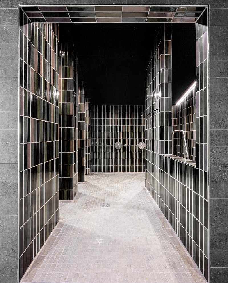 L'espace sauna est orné de carreaux Craft aux teintes sombres, inspirés des gorges rocheuses de la Breitach.