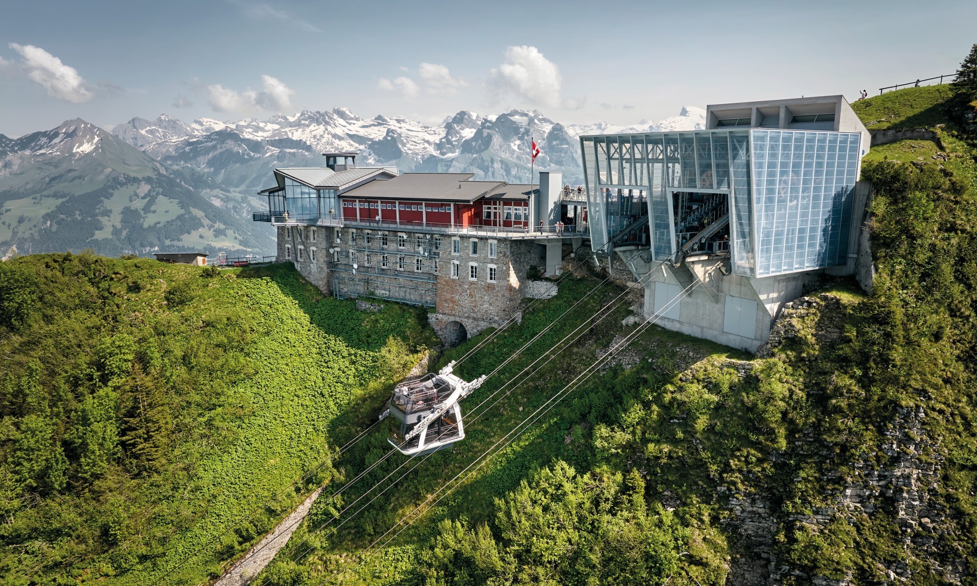 Voici à quoi ressemble le Stanserhorn aujourd'hui. Le nouveau bâtiment, dont la construction est prévue entre 2028 et 2030, sera une structure légère et aérée qui s'intégrera dans la crête de la montagne.