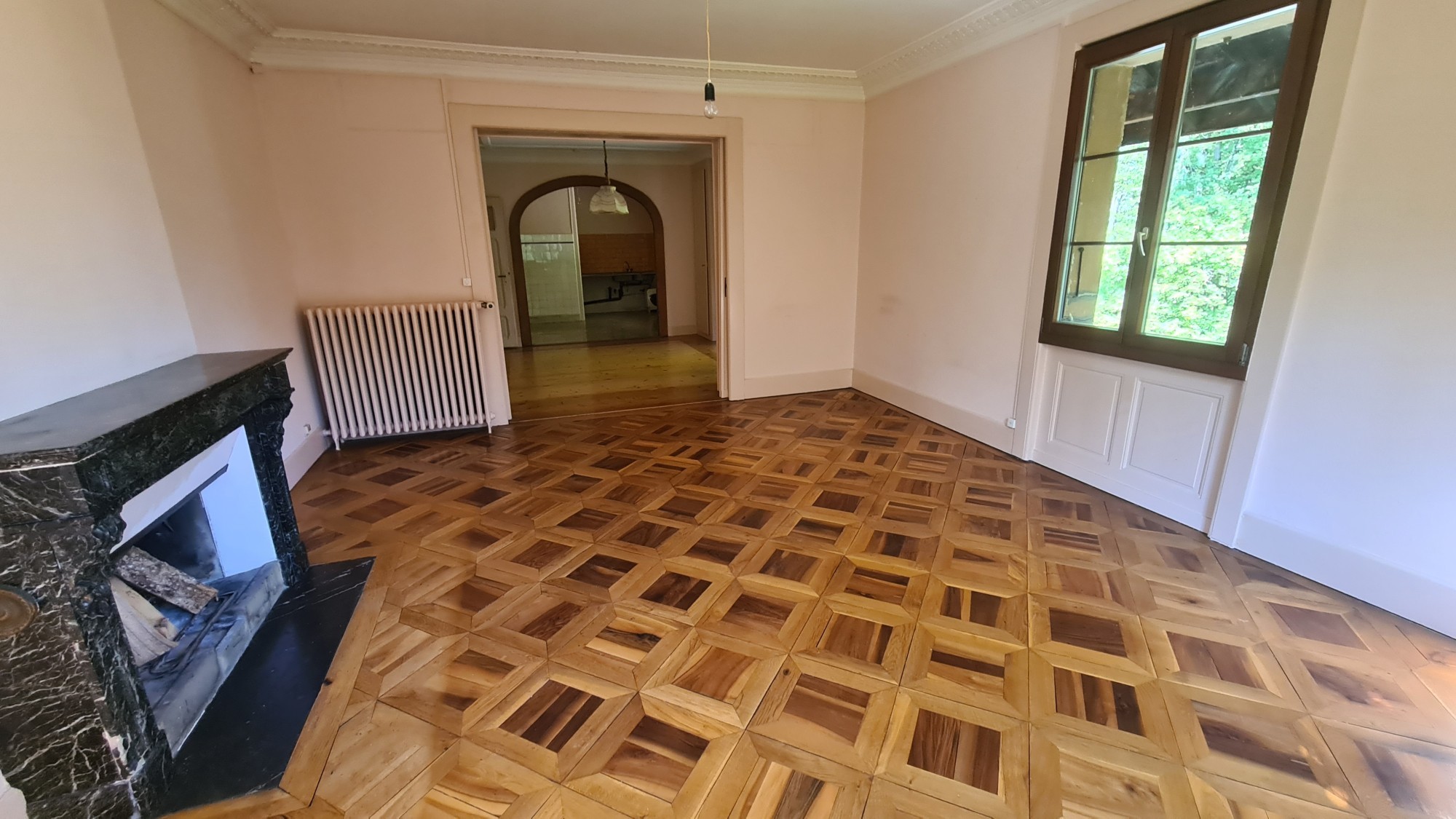 Intérieur du bâtiment, où plusieurs éléments d’origine ont été conservés, dont les menuiseries, les cheminées et les parquets.