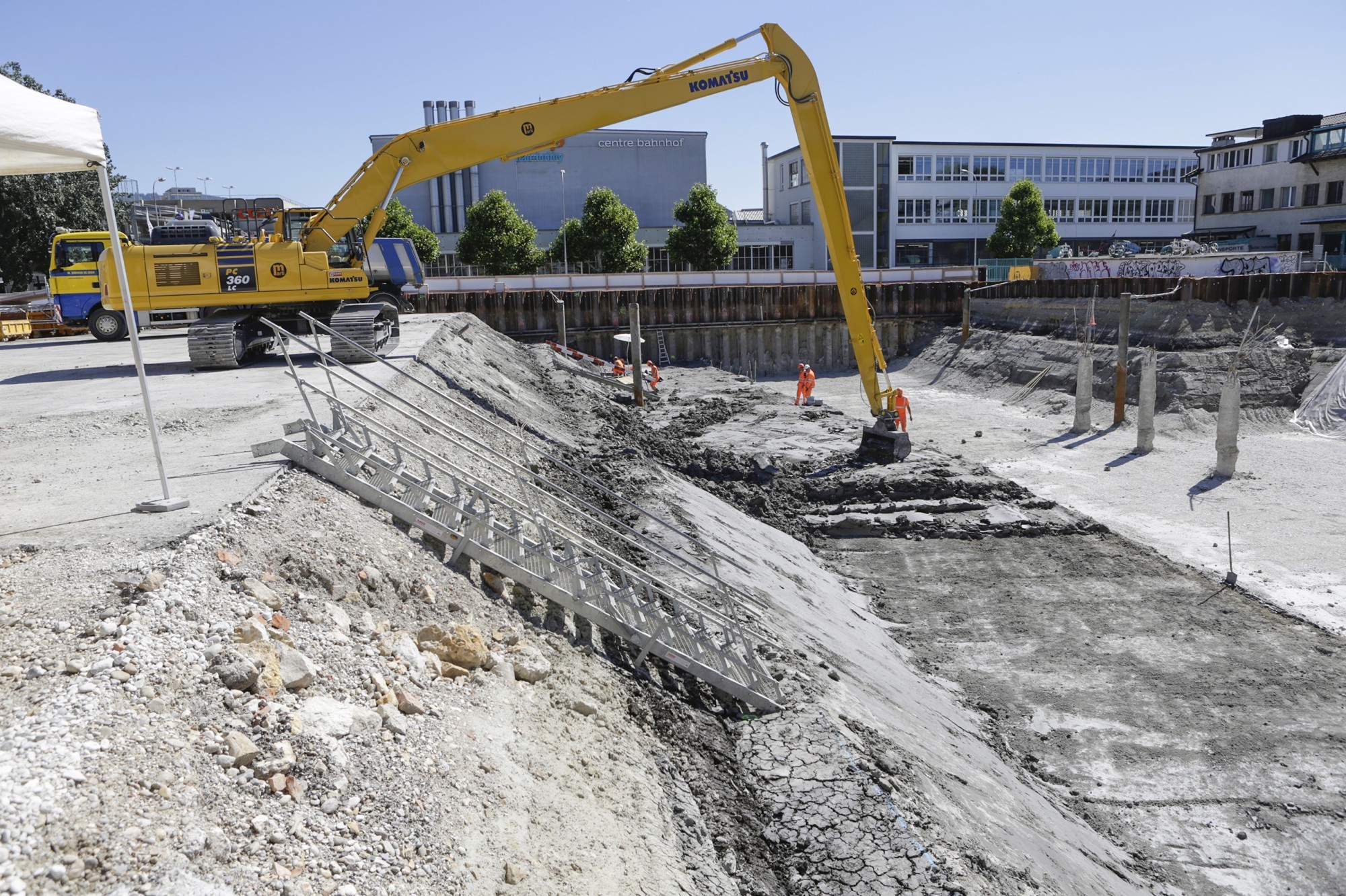 Il a fallu recourir à un engin de chantier pour atteindre les couches archéologiques au fond de la fouille du futur campus de Bienne en 2018. Une excavatrice a ainsi dégagé, couche après couche, un secteur du village palafittique.