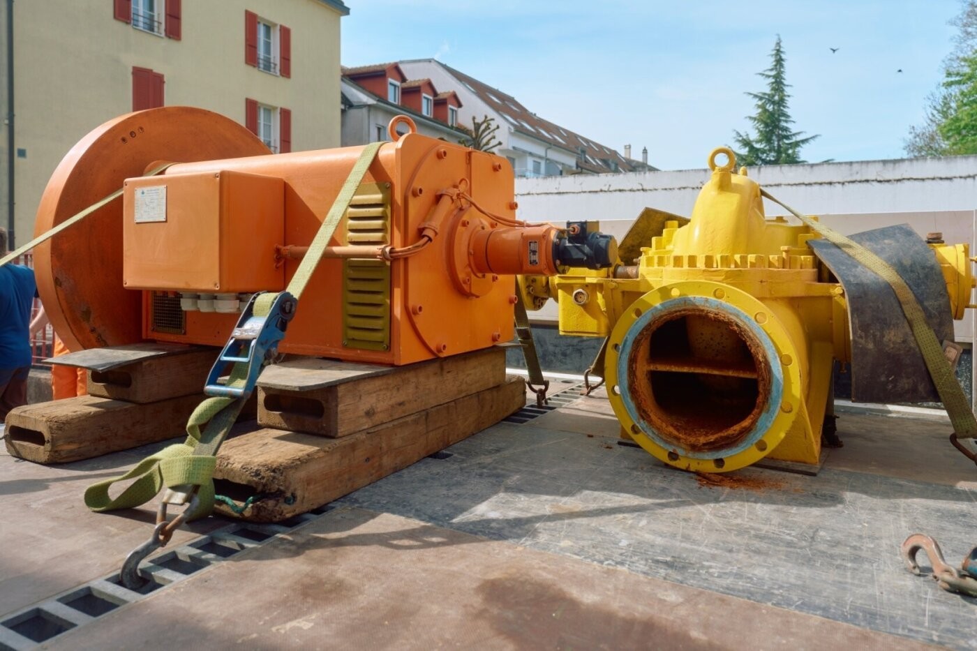 La Ville de Nyon transfère une pompe inversée (turbine) de sa station de pompage et de traitement de Rive (STAP) à un projet hydroélectrique en Tanzanie.