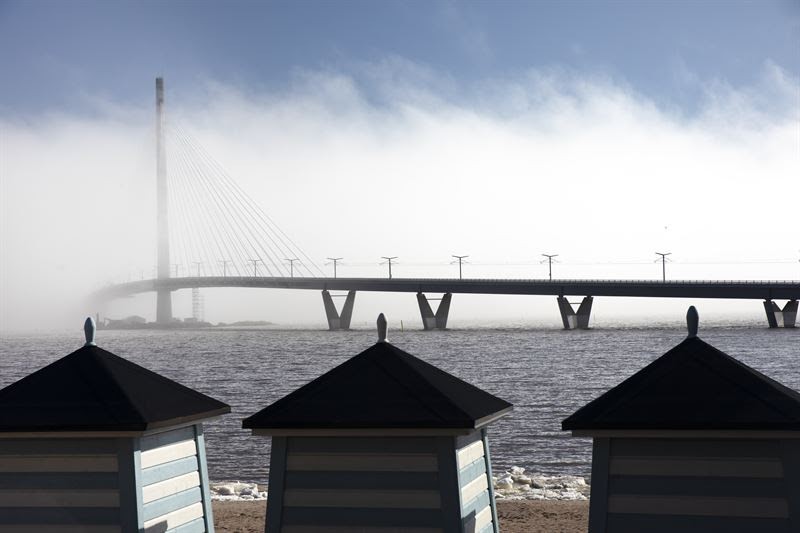 Le pont est conçu pour résister aux conditions météorologiques changeantes d'Helsinki, des vents côtiers violents aux hivers glacials, période durant laquelle la mer environnante gèle régulièrement.