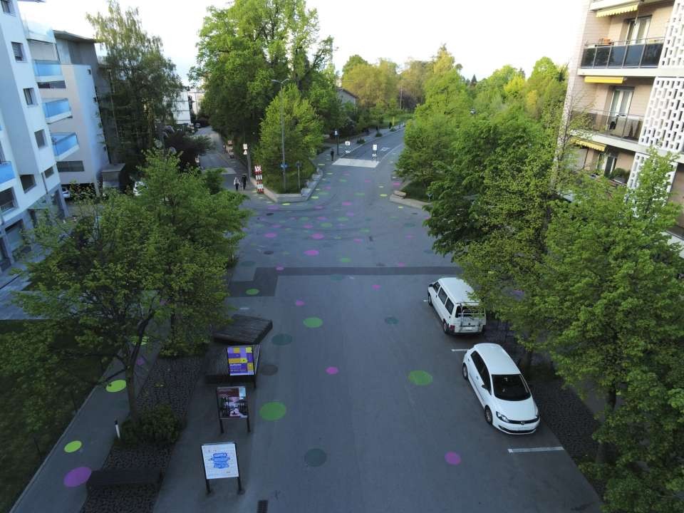 Un marquage au sol coloré renforce la sécurité des enfants dans la zone de rencontre de la Sallaz.