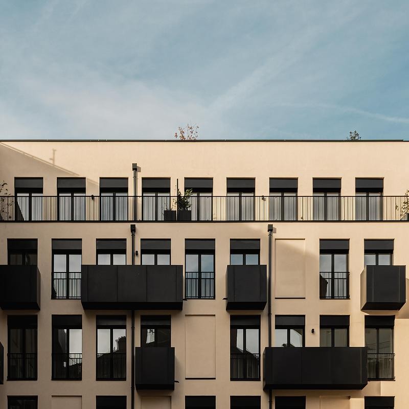 La façade met en scène une écriture répétitive et cohérente qui affirme l’identité du projet.