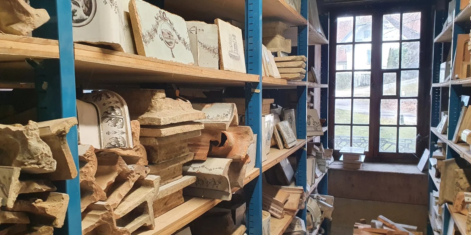 Cette approche s'inspire de l’expérience pionnière en la matière développée par le Canton de Berne, qui démontre la faisabilité et la nécessité d’un tel dépôt pour un cycle de vie vertueux des éléments patrimoniaux.