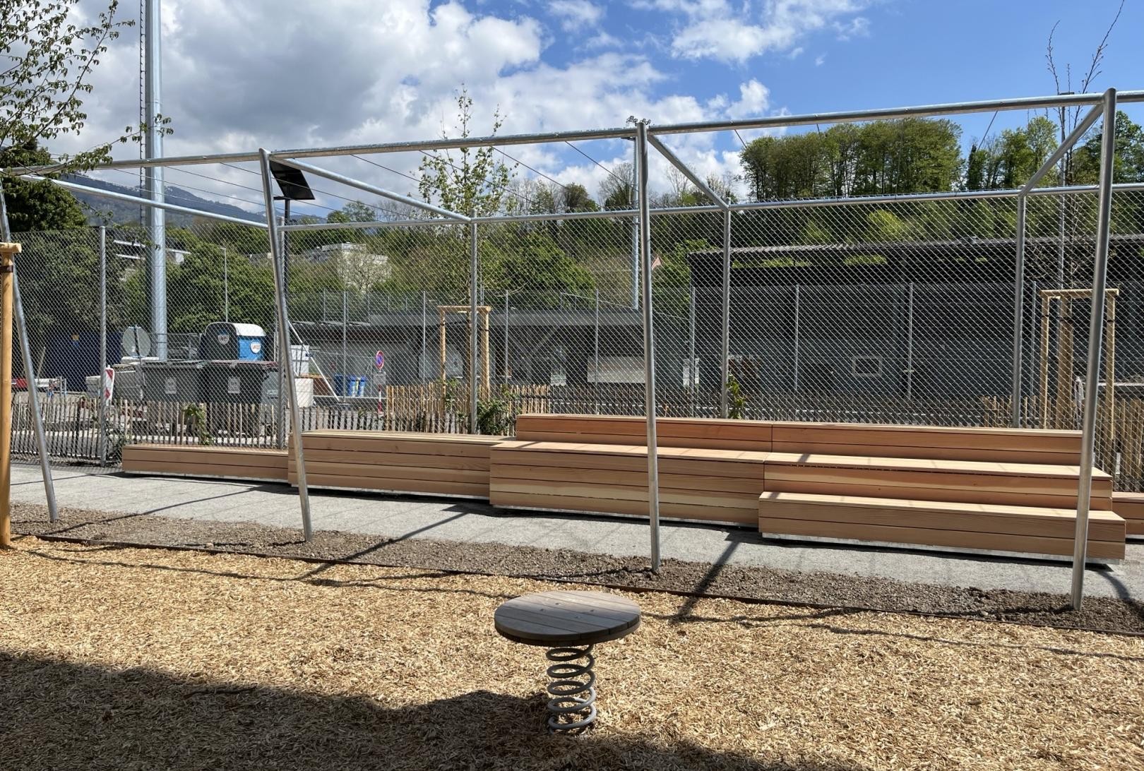 Le préau du collège des Crosets se dote d’une pergola et de nouveaux gradins.