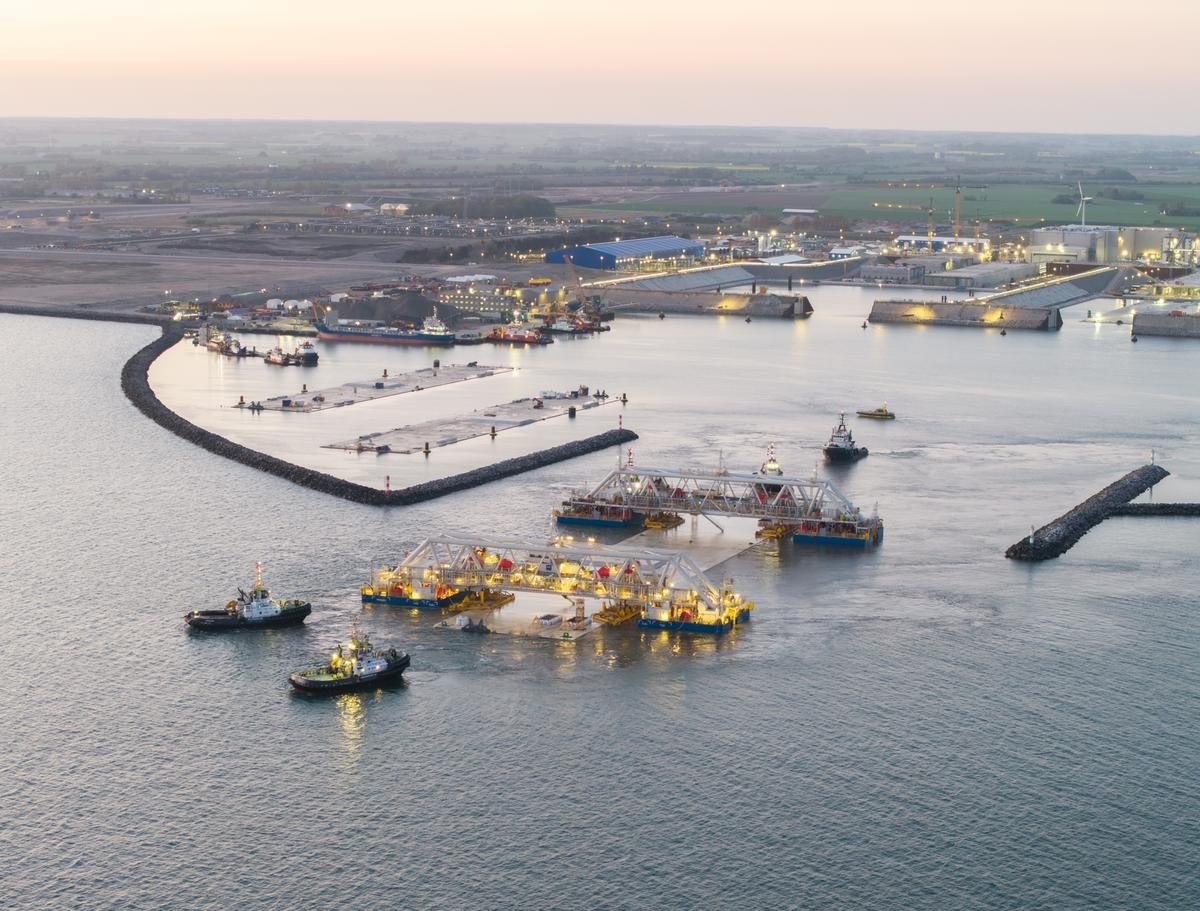 Dans ce segment de tunnel pesant 73'500 t, 4'500 t supplémentaires de béton de lestage ont été coulées afin qu'il soit suffisamment lourd pour couler jusqu'au fond de la mer.