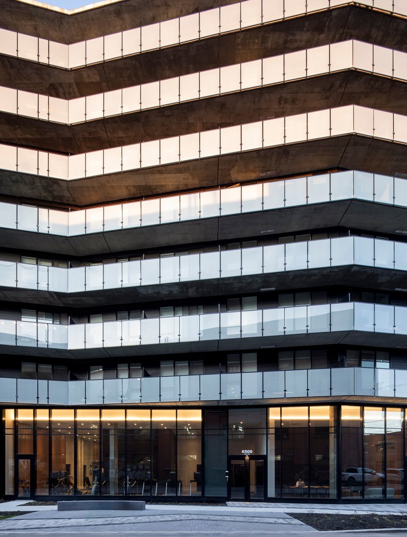 Une façade structurée par une trame sobre et expressive.