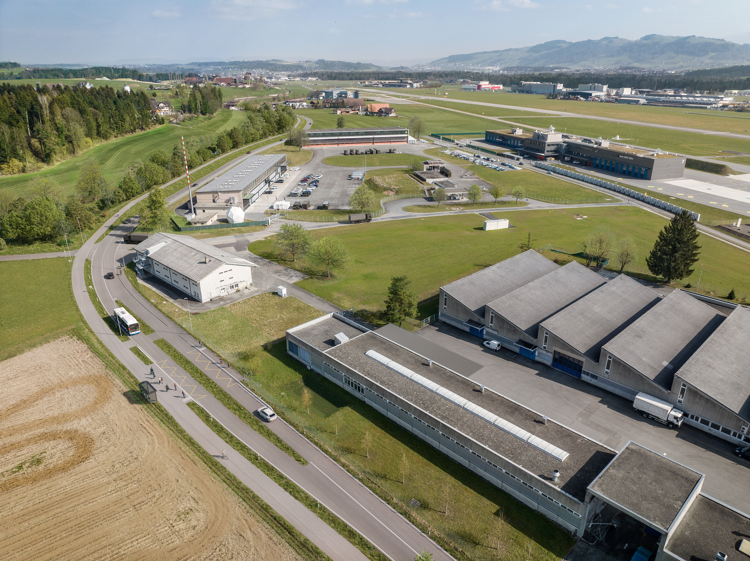 Vue d’ensemble du secteur d’Emmen, entre zone industrielle, route actuelle et espaces verts concernés par le futur tracé.