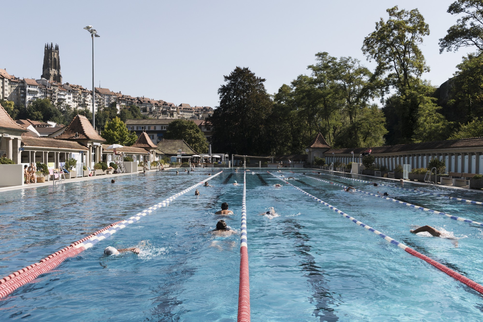 Les bains de la Motta, à Fribourg, représentent un ensemble emblématique des années 1920, présentant un bassin olympique et une architecture moderniste remarquable.