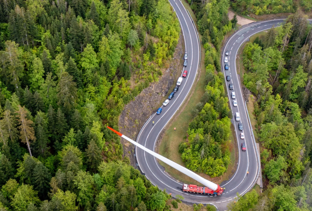 Pour réussir à négocier un virage avec une pale de rotor, il faut planifier le transport minutieusement et bien à l'avance. Une fois sur place, il faut manœuvrer avec une précision de l'ordre du centimètre.