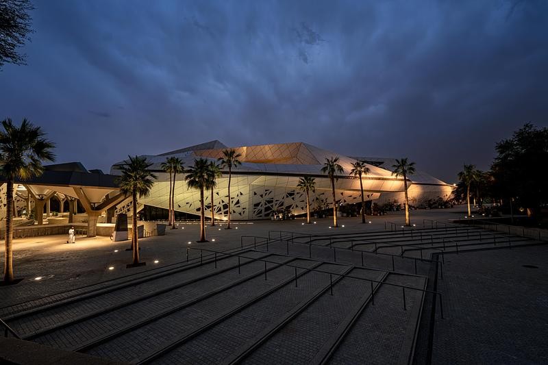 Installé dans le bâtiment KAPSARC de Zaha Hadid Architects, le Black Gold Museum propose un parcours immersif.