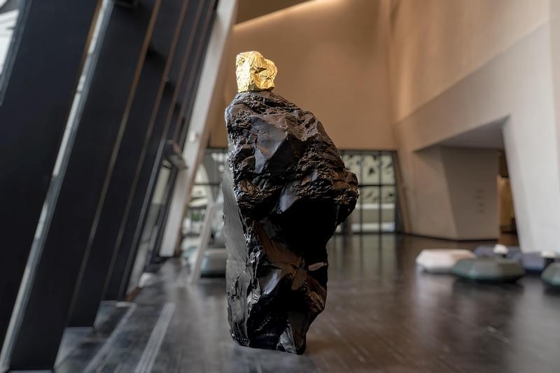 Une œuvre d’Ugo Rondinone, entre minimalisme, couleur et présence sculpturale.