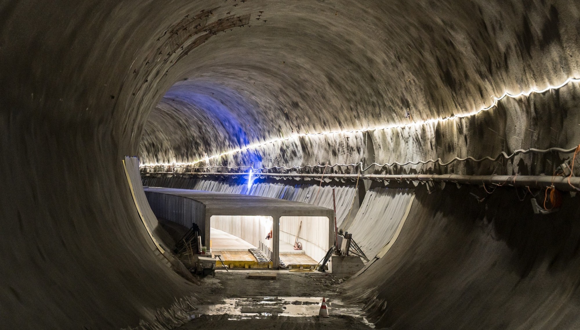 Dans la partie nord, les tranchées destinées aux conduites techniques, situées sous la future chaussée, ont déjà été creusées sur de longues portions. La société Swissgrid y fera passer ses câbles.