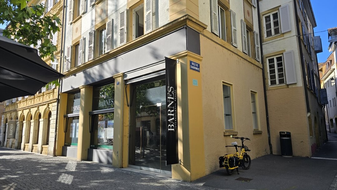 Neuchâtel lance un appel à projets pour créer les Échoppes du Coq‑d’Inde, un espace commercial mutualisé destiné à accueillir temporairement de petites structures souhaitant se lancer sans assumer seules les risques d’un bail classique.
