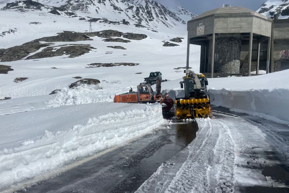 Travaux de déneigement en cours sur la route du col du Grand‑Saint‑Bernard