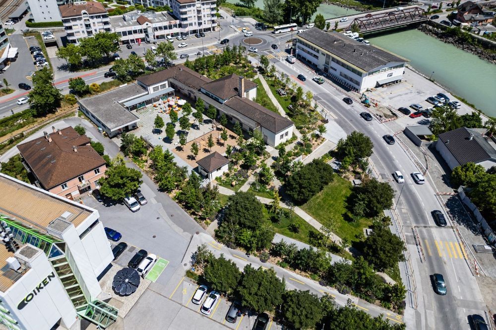 Le parc des Anciens Abattoirs à Sion se distingue pour la qualité de ses aménagements paysagers.